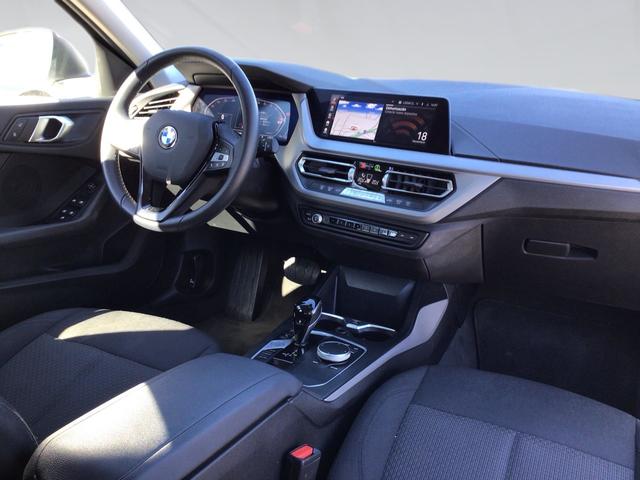 BMW Serie 1 118i color Blanco. Año 2024. 103KW(140CV). Gasolina. En concesionario Automotor Premium Velázquez - Málaga de Málaga