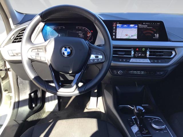 BMW Serie 1 118i color Blanco. Año 2024. 103KW(140CV). Gasolina. En concesionario Automotor Premium Velázquez - Málaga de Málaga