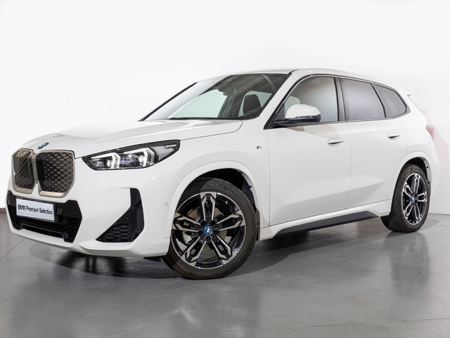BMW iX1 eDrive20 color Blanco. Año 2025. 150KW(204CV). Eléctrico. En concesionario Oliva Motor Girona de Girona