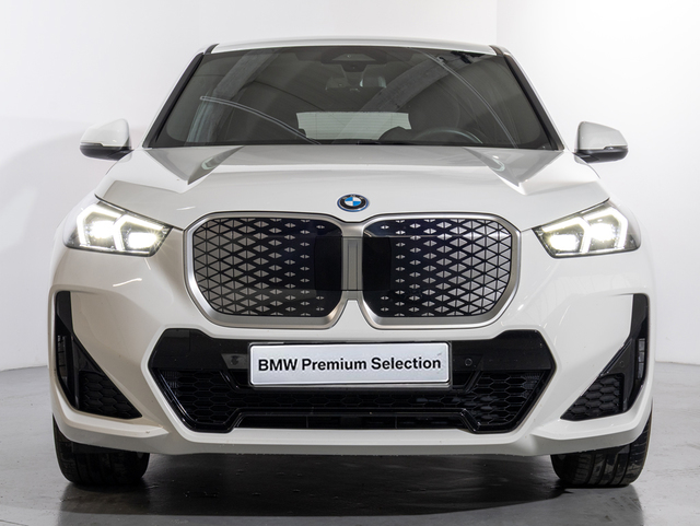 BMW iX1 eDrive20 color Blanco. Año 2025. 150KW(204CV). Eléctrico. En concesionario Oliva Motor Girona de Girona