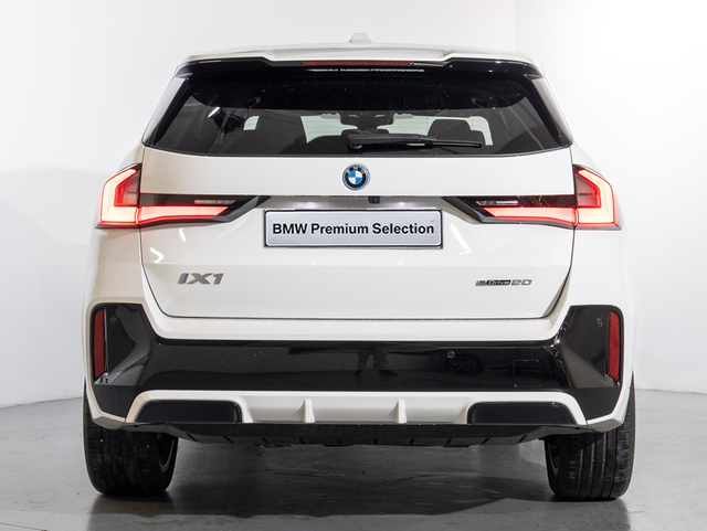 BMW iX1 eDrive20 color Blanco. Año 2025. 150KW(204CV). Eléctrico. En concesionario Oliva Motor Girona de Girona