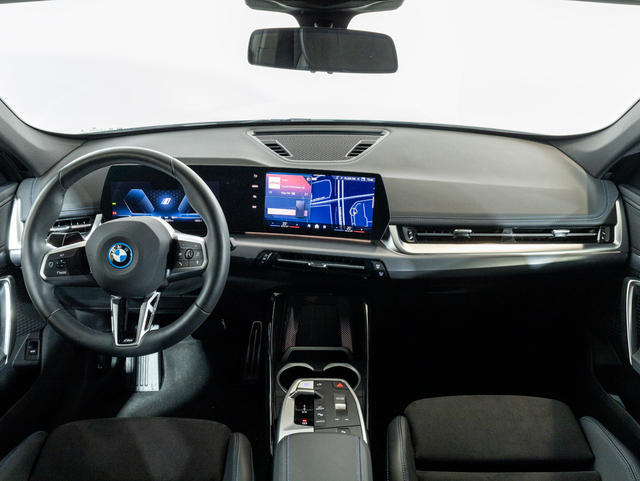 BMW iX1 eDrive20 color Blanco. Año 2025. 150KW(204CV). Eléctrico. En concesionario Oliva Motor Girona de Girona