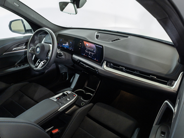 BMW iX1 eDrive20 color Blanco. Año 2025. 150KW(204CV). Eléctrico. En concesionario Oliva Motor Girona de Girona