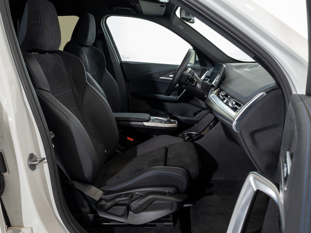 BMW iX1 eDrive20 color Blanco. Año 2025. 150KW(204CV). Eléctrico. En concesionario Oliva Motor Girona de Girona