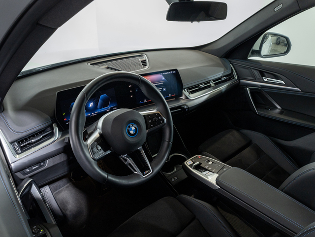 BMW iX1 eDrive20 color Blanco. Año 2025. 150KW(204CV). Eléctrico. En concesionario Oliva Motor Girona de Girona