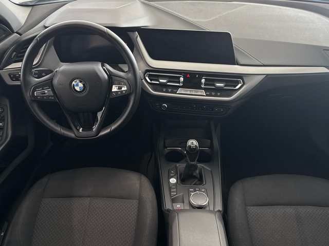 BMW Serie 1 118i color Blanco. Año 2022. 103KW(140CV). Gasolina. En concesionario Burgocar (Bmw y Mini) de Burgos
