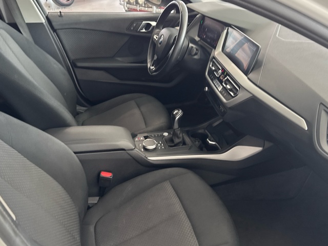 BMW Serie 1 118i color Blanco. Año 2022. 103KW(140CV). Gasolina. En concesionario Burgocar (Bmw y Mini) de Burgos