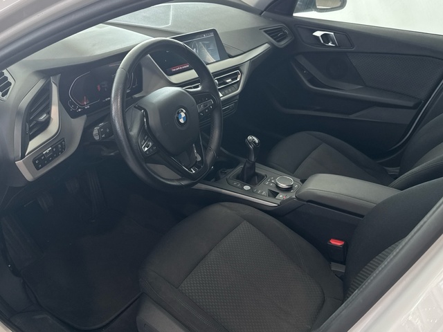 BMW Serie 1 118i color Blanco. Año 2022. 103KW(140CV). Gasolina. En concesionario Burgocar (Bmw y Mini) de Burgos