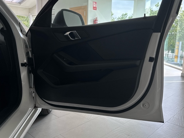 BMW Serie 1 118i color Blanco. Año 2022. 103KW(140CV). Gasolina. En concesionario Burgocar (Bmw y Mini) de Burgos