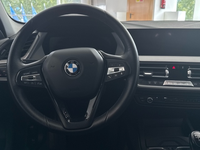 BMW Serie 1 118i color Blanco. Año 2022. 103KW(140CV). Gasolina. En concesionario Burgocar (Bmw y Mini) de Burgos