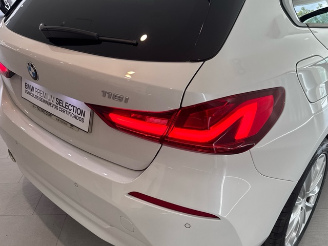 BMW Serie 1 118i color Blanco. Año 2022. 103KW(140CV). Gasolina. En concesionario Burgocar (Bmw y Mini) de Burgos