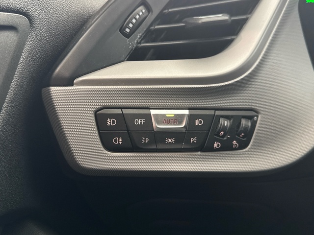 BMW Serie 1 118i color Blanco. Año 2022. 103KW(140CV). Gasolina. En concesionario Burgocar (Bmw y Mini) de Burgos