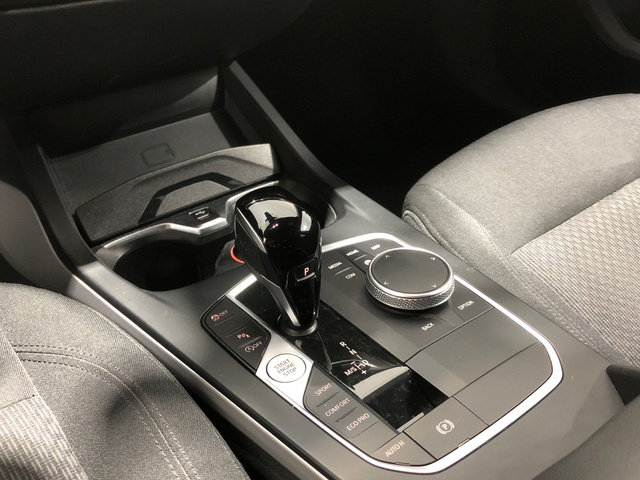 BMW Serie 1 118d color Blanco. Año 2021. 110KW(150CV). Diésel. En concesionario Auto Premier, S.A. - MADRID de Madrid