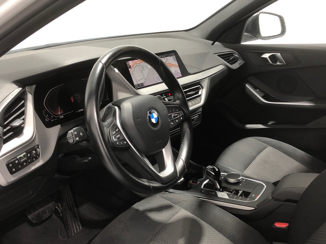 BMW Serie 1 118d color Blanco. Año 2021. 110KW(150CV). Diésel. En concesionario Auto Premier, S.A. - MADRID de Madrid