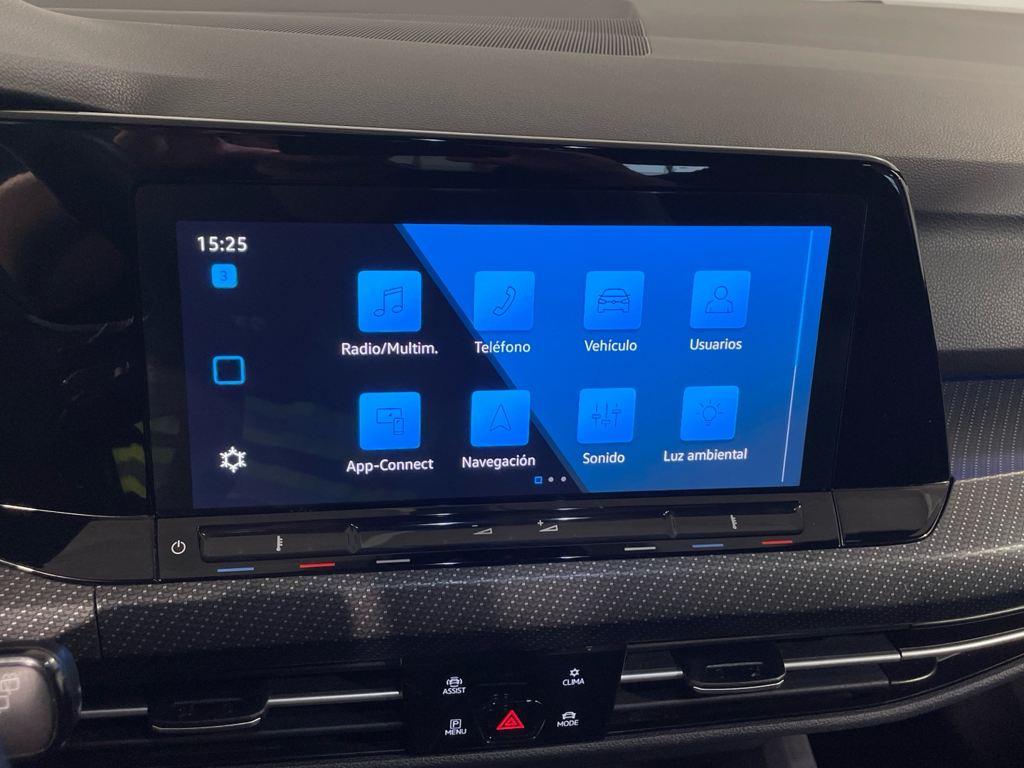 Volkswagen Golf 1.5 eTSI en Barcelona