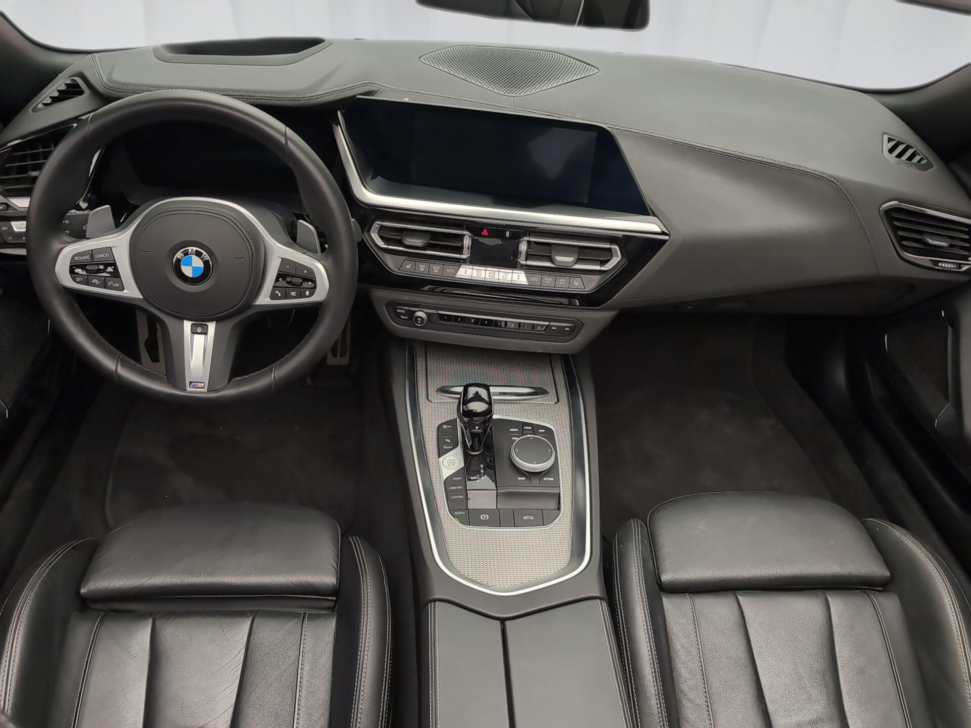 BMW Z4 sDrive30i Cabrio color Rojo. Año 2025. 190KW(258CV). Gasolina. En concesionario Automotor Premium Velázquez - Málaga de Málaga