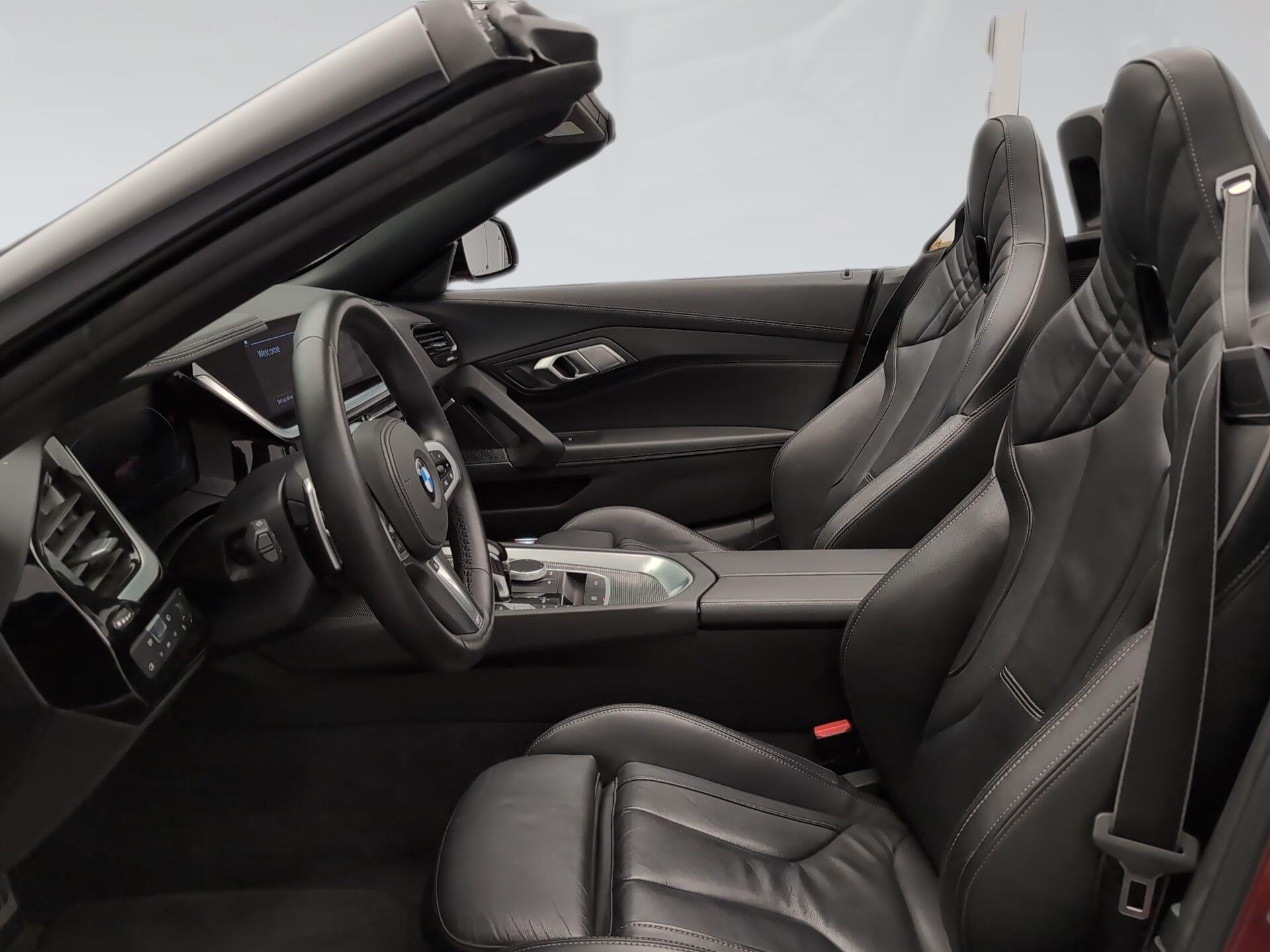 BMW Z4 sDrive30i Cabrio color Rojo. Año 2025. 190KW(258CV). Gasolina. En concesionario Automotor Premium Velázquez - Málaga de Málaga