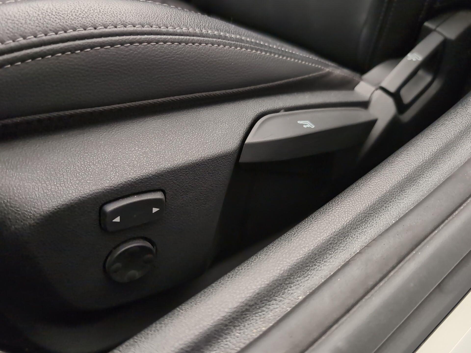 BMW Z4 sDrive30i Cabrio color Rojo. Año 2025. 190KW(258CV). Gasolina. En concesionario Automotor Premium Velázquez - Málaga de Málaga