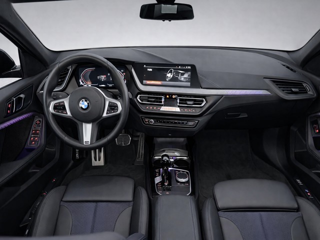 BMW Serie 1 118i color Gris. Año 2024. 100KW(136CV). Gasolina. En concesionario Carteya Motor | Campo de Gibraltar de Cádiz