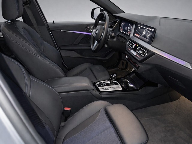 BMW Serie 1 118i color Gris. Año 2024. 100KW(136CV). Gasolina. En concesionario Carteya Motor | Campo de Gibraltar de Cádiz