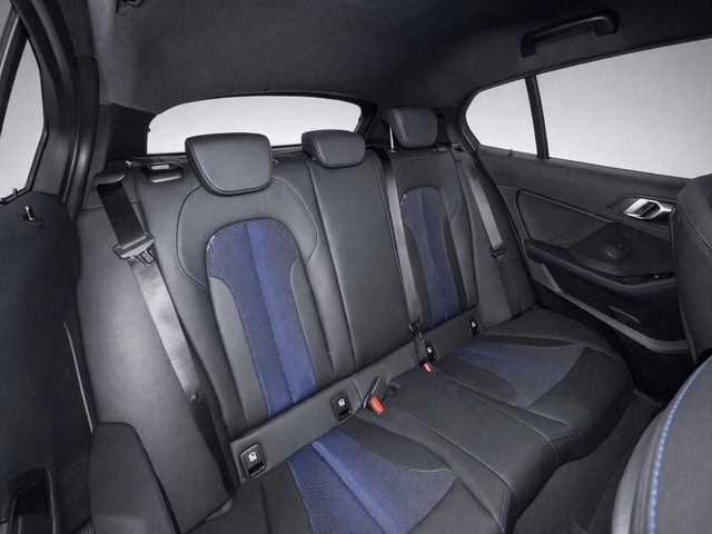 BMW Serie 1 118i color Gris. Año 2024. 100KW(136CV). Gasolina. En concesionario Carteya Motor | Campo de Gibraltar de Cádiz