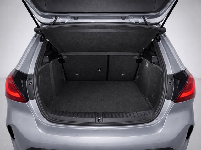 BMW Serie 1 118i color Gris. Año 2024. 100KW(136CV). Gasolina. En concesionario Carteya Motor | Campo de Gibraltar de Cádiz