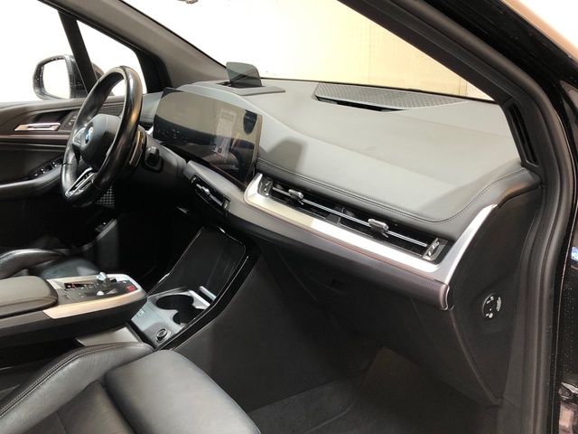 BMW Serie 2 218d Active Tourer color Negro. Año 2022. 110KW(150CV). Diésel. En concesionario Movilnorte El Carralero de Madrid