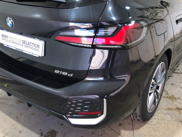 BMW Serie 2 218d Active Tourer color Negro. Año 2022. 110KW(150CV). Diésel. En concesionario Movilnorte El Carralero de Madrid