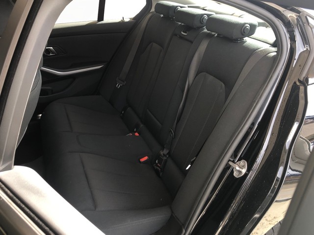 BMW Serie 3 318d color Negro. Año 2022. 110KW(150CV). Diésel. En concesionario Vehinter Getafe de Madrid