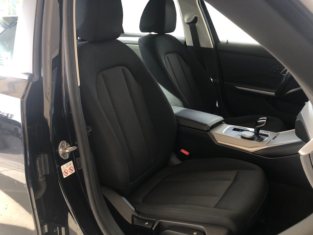 BMW Serie 3 318d color Negro. Año 2022. 110KW(150CV). Diésel. En concesionario Vehinter Getafe de Madrid