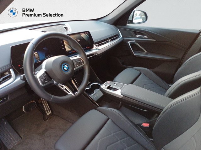 BMW iX1 eDrive20 color Gris Plata. Año 2025. 150KW(204CV). Eléctrico. En concesionario Marmotor de Las Palmas