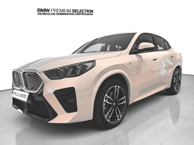 BMW iX2 xDrive30 color Blanco. Año 2025. 230KW(313CV). Eléctrico. En concesionario Automotor Premium Velázquez - Málaga de Málaga