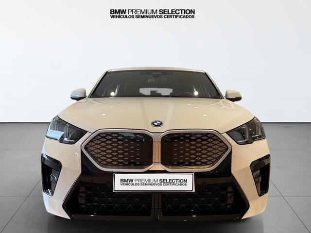 BMW iX2 xDrive30 color Blanco. Año 2025. 230KW(313CV). Eléctrico. En concesionario Automotor Premium Velázquez - Málaga de Málaga