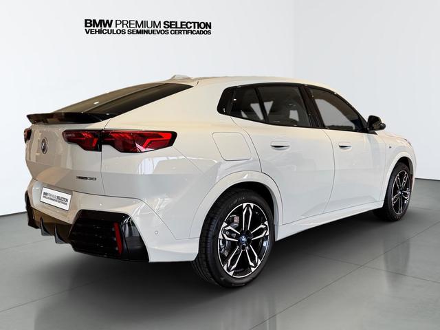 BMW iX2 xDrive30 color Blanco. Año 2025. 230KW(313CV). Eléctrico. En concesionario Automotor Premium Velázquez - Málaga de Málaga