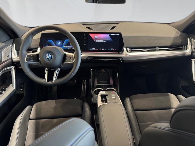 BMW iX2 xDrive30 color Blanco. Año 2025. 230KW(313CV). Eléctrico. En concesionario Automotor Premium Velázquez - Málaga de Málaga