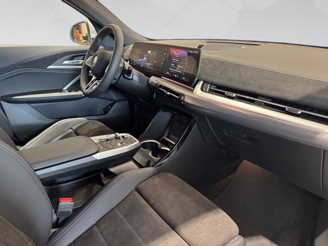 BMW iX2 xDrive30 color Blanco. Año 2025. 230KW(313CV). Eléctrico. En concesionario Automotor Premium Velázquez - Málaga de Málaga