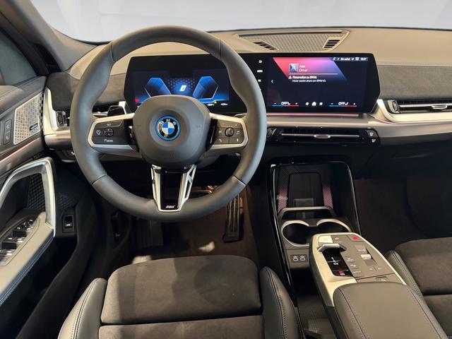 BMW iX2 xDrive30 color Blanco. Año 2025. 230KW(313CV). Eléctrico. En concesionario Automotor Premium Velázquez - Málaga de Málaga