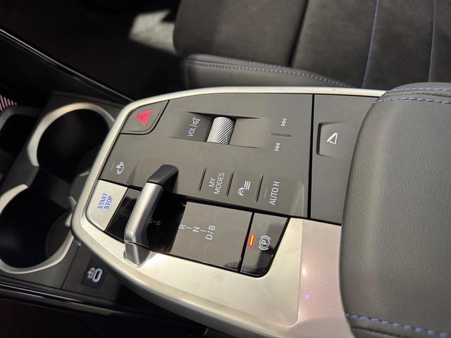 BMW iX2 xDrive30 color Blanco. Año 2025. 230KW(313CV). Eléctrico. En concesionario Automotor Premium Velázquez - Málaga de Málaga