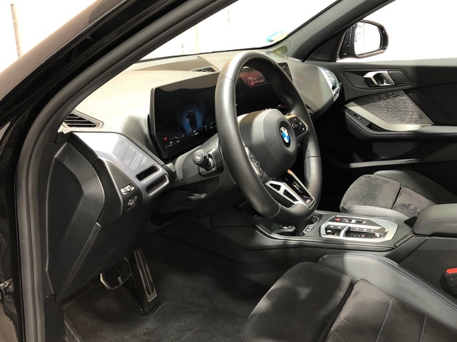 BMW Serie 1 120d color Negro. Año 2024. 120KW(163CV). Diésel. En concesionario COMISION DE VENTA de Madrid