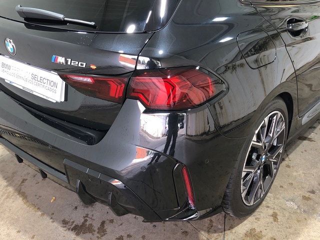 BMW Serie 1 120d color Negro. Año 2024. 120KW(163CV). Diésel. En concesionario COMISION DE VENTA de Madrid