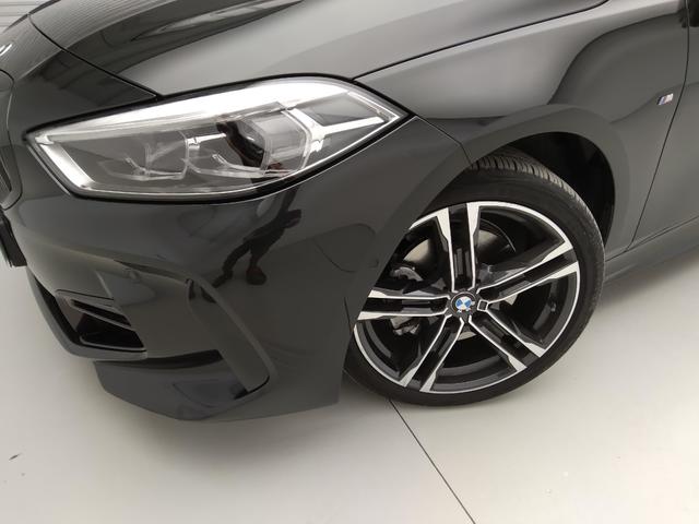 BMW Serie 1 118i color Negro. Año 2022. 103KW(140CV). Gasolina. En concesionario Automotor Premium Marbella - Málaga de Málaga