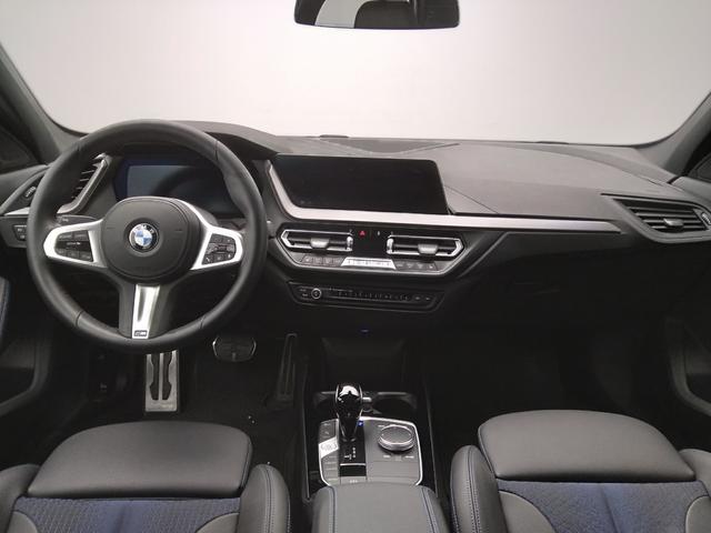 BMW Serie 1 118i color Negro. Año 2022. 103KW(140CV). Gasolina. En concesionario Automotor Premium Marbella - Málaga de Málaga