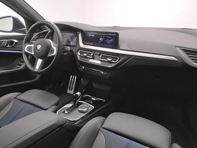 BMW Serie 1 118i color Negro. Año 2022. 103KW(140CV). Gasolina. En concesionario Automotor Premium Marbella - Málaga de Málaga