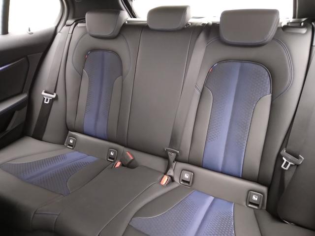 BMW Serie 1 118i color Negro. Año 2022. 103KW(140CV). Gasolina. En concesionario Automotor Premium Marbella - Málaga de Málaga