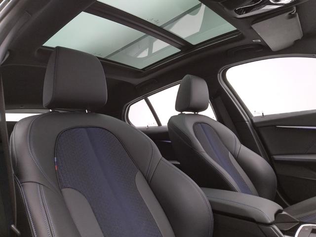 BMW Serie 1 118i color Negro. Año 2022. 103KW(140CV). Gasolina. En concesionario Automotor Premium Marbella - Málaga de Málaga