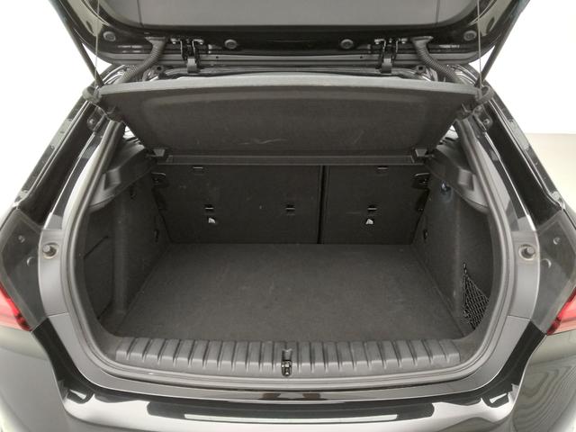 BMW Serie 1 118i color Negro. Año 2022. 103KW(140CV). Gasolina. En concesionario Automotor Premium Marbella - Málaga de Málaga