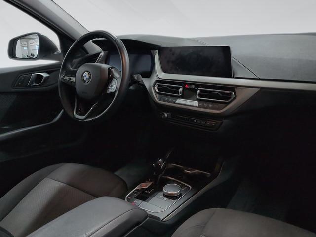 BMW Serie 1 118i color Blanco. Año 2024. 103KW(140CV). Gasolina. En concesionario Automotor Premium Velázquez - Málaga de Málaga