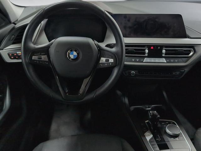 BMW Serie 1 118i color Blanco. Año 2024. 103KW(140CV). Gasolina. En concesionario Automotor Premium Velázquez - Málaga de Málaga