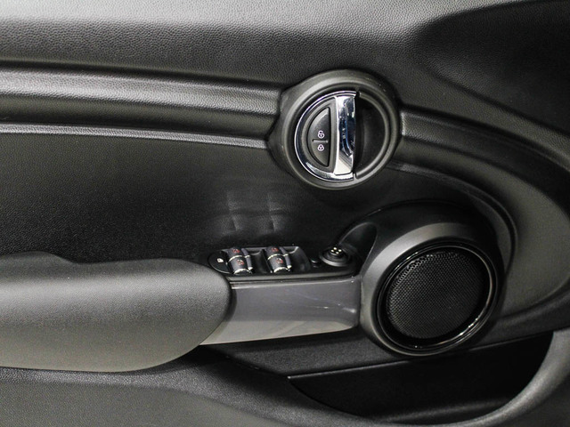 fotoG 15 del MINI MINI 5 Puertas Cooper 100 kW (136 CV) 136cv Gasolina del 2022 en Barcelona