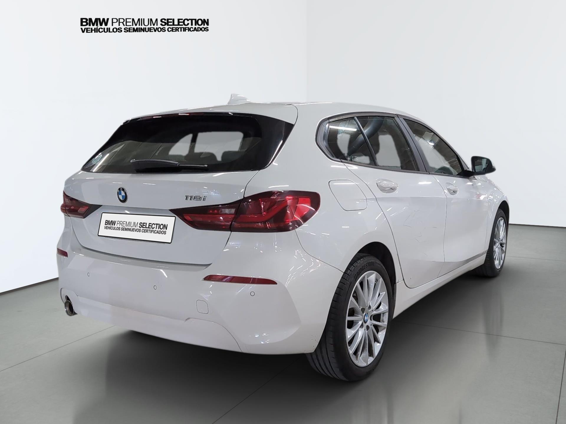 BMW Serie 1 118i color Blanco. Año 2024. 103KW(140CV). Gasolina. En concesionario Automotor Premium Velázquez - Málaga de Málaga
